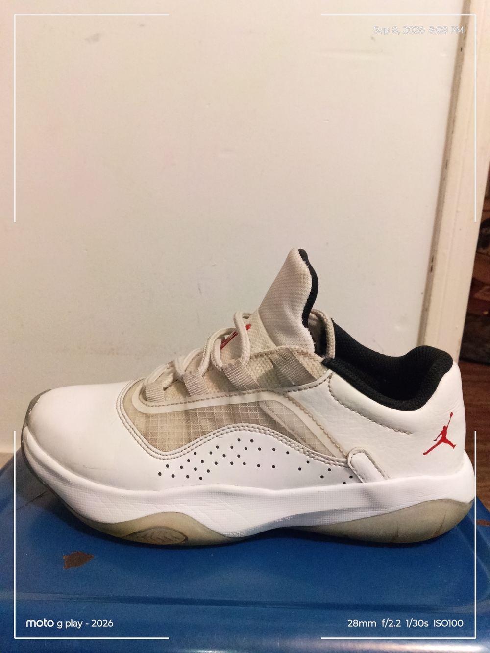 Men's White Low-Top Basketball Shoes